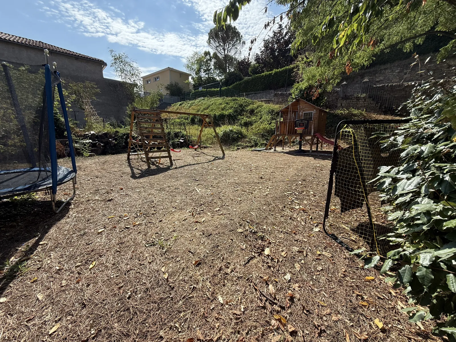 Aire de jeux extérieure pour enfants : trampoline, portique, cabane