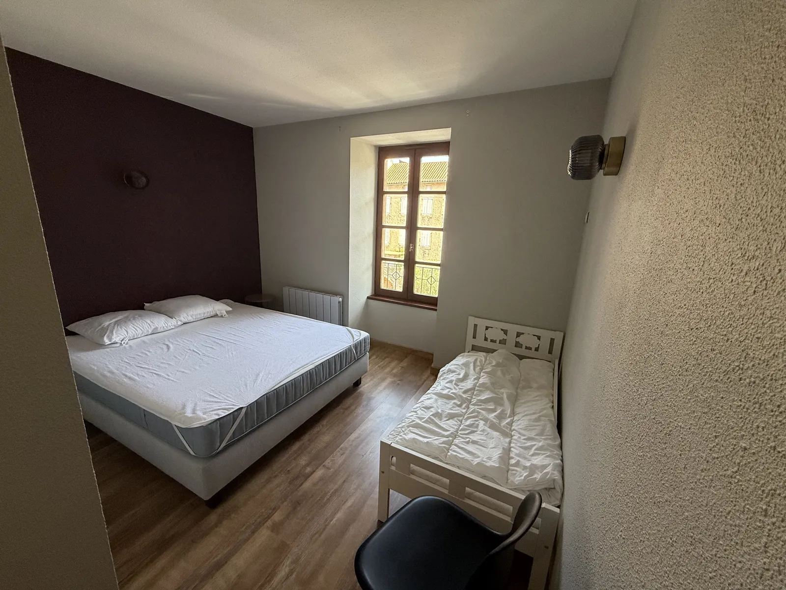 Chambre double avec tête de lit bordeaux, Les Raspes