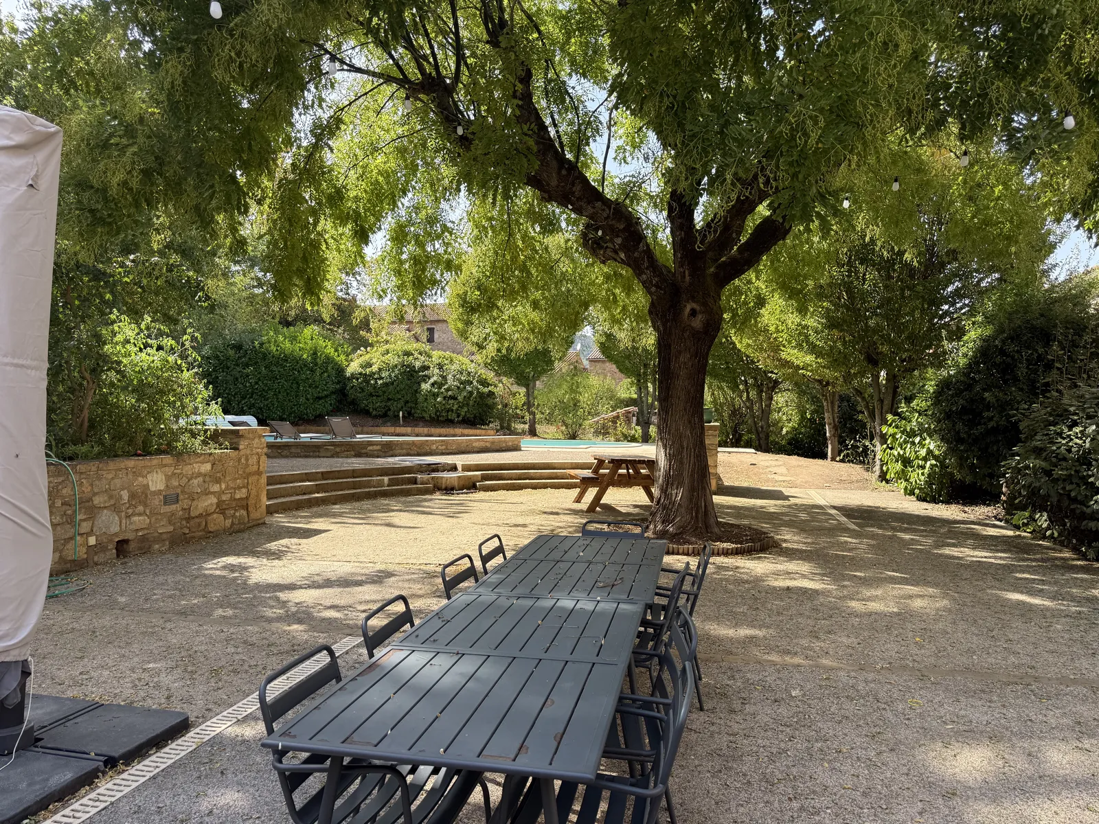 Cour ombragée avec grande tablée extérieure, à deux pas de la piscine