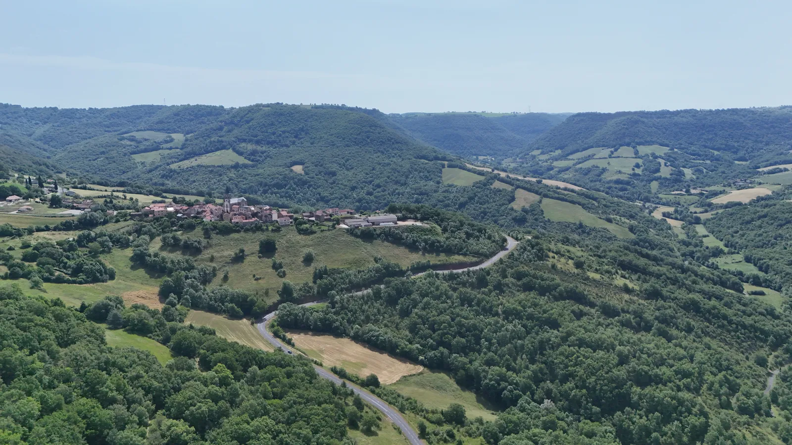Saint-Rome-de-Tarn niché dans la vallée du Tarn, vue aérienne
