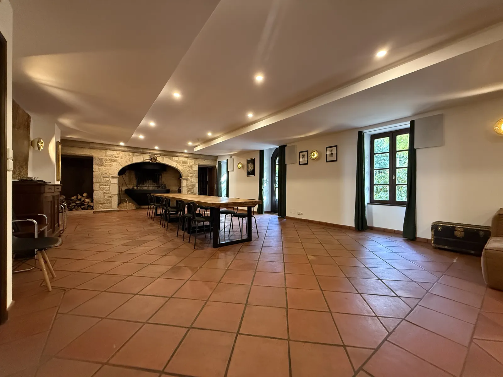 Salle à manger avec cheminée monumentale et grande tablée, Les Raspes