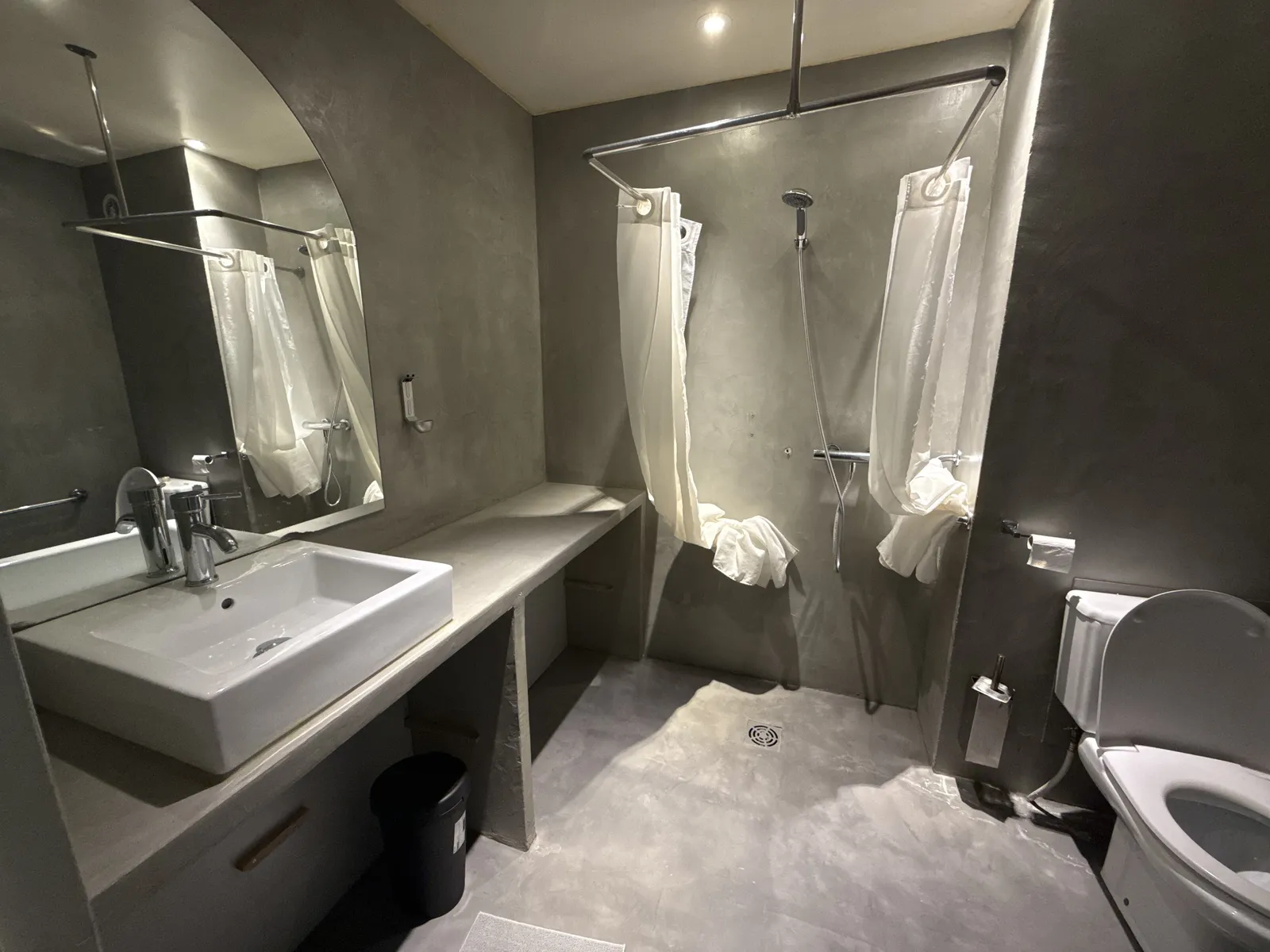 Salle de bain privative moderne avec douche, Les Raspes