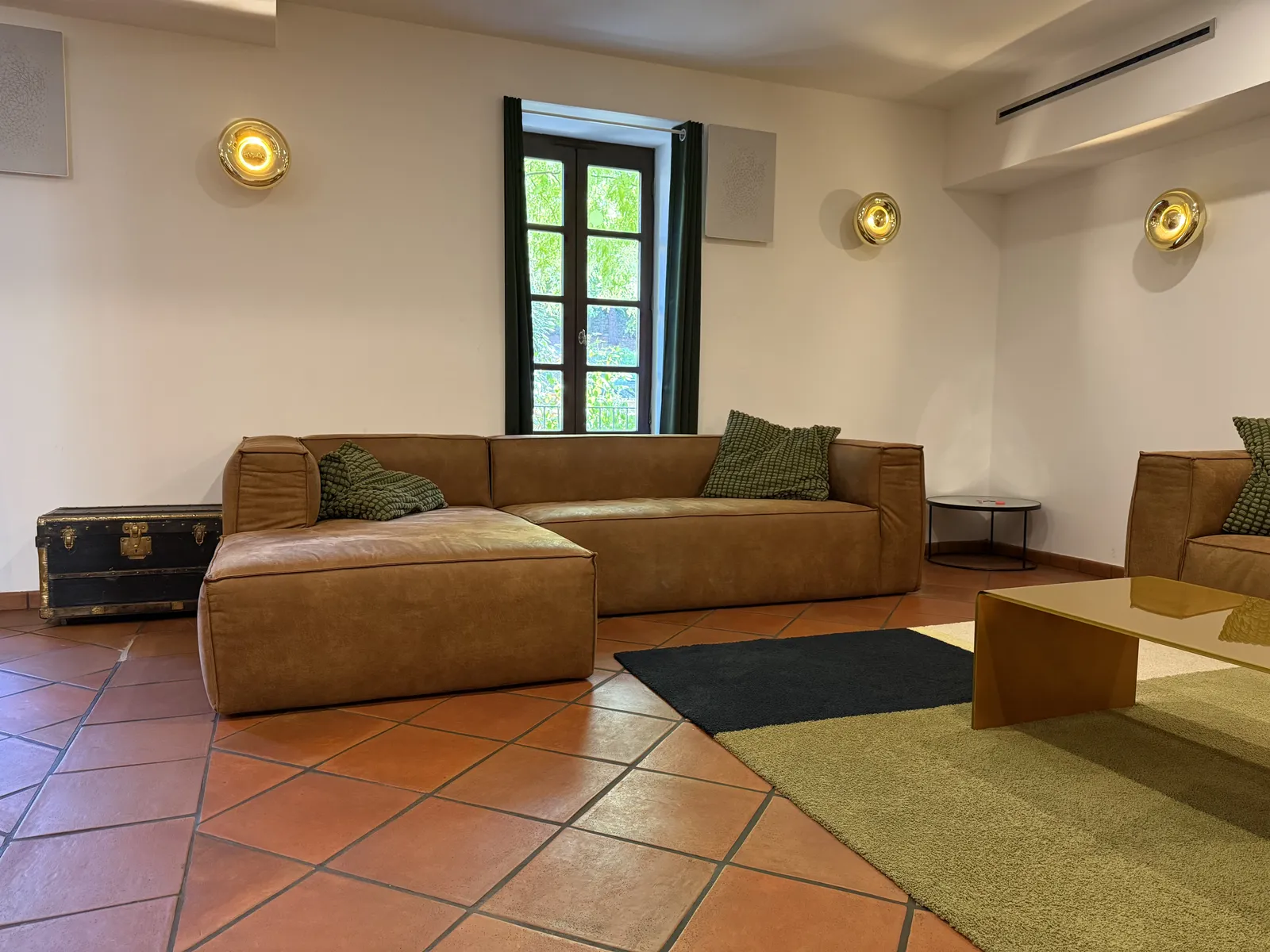 Salon cosy avec canapé en cuir, Les Raspes