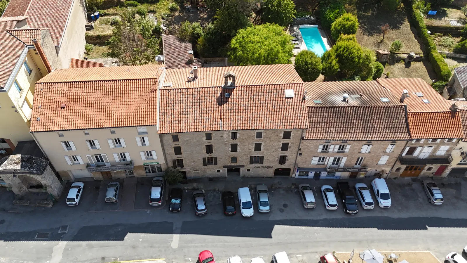 Vue aérienne de la façade Les Raspes et de la rue principale de Saint-Rome-de-Tarn