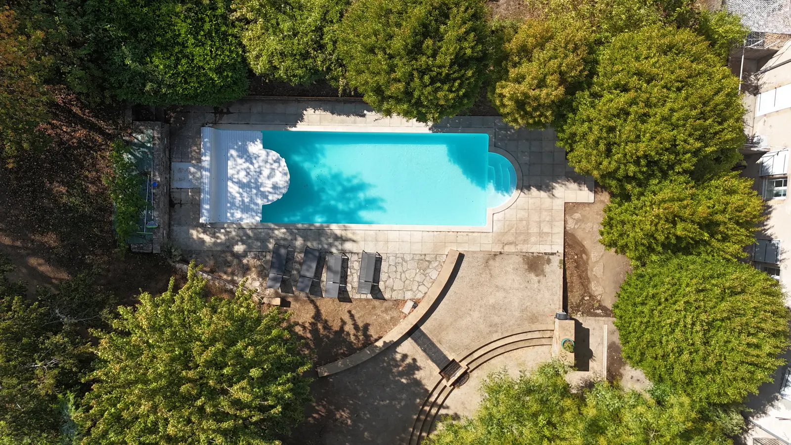 Vue aérienne du jardin arboré et de la piscine 12x5m des Raspes