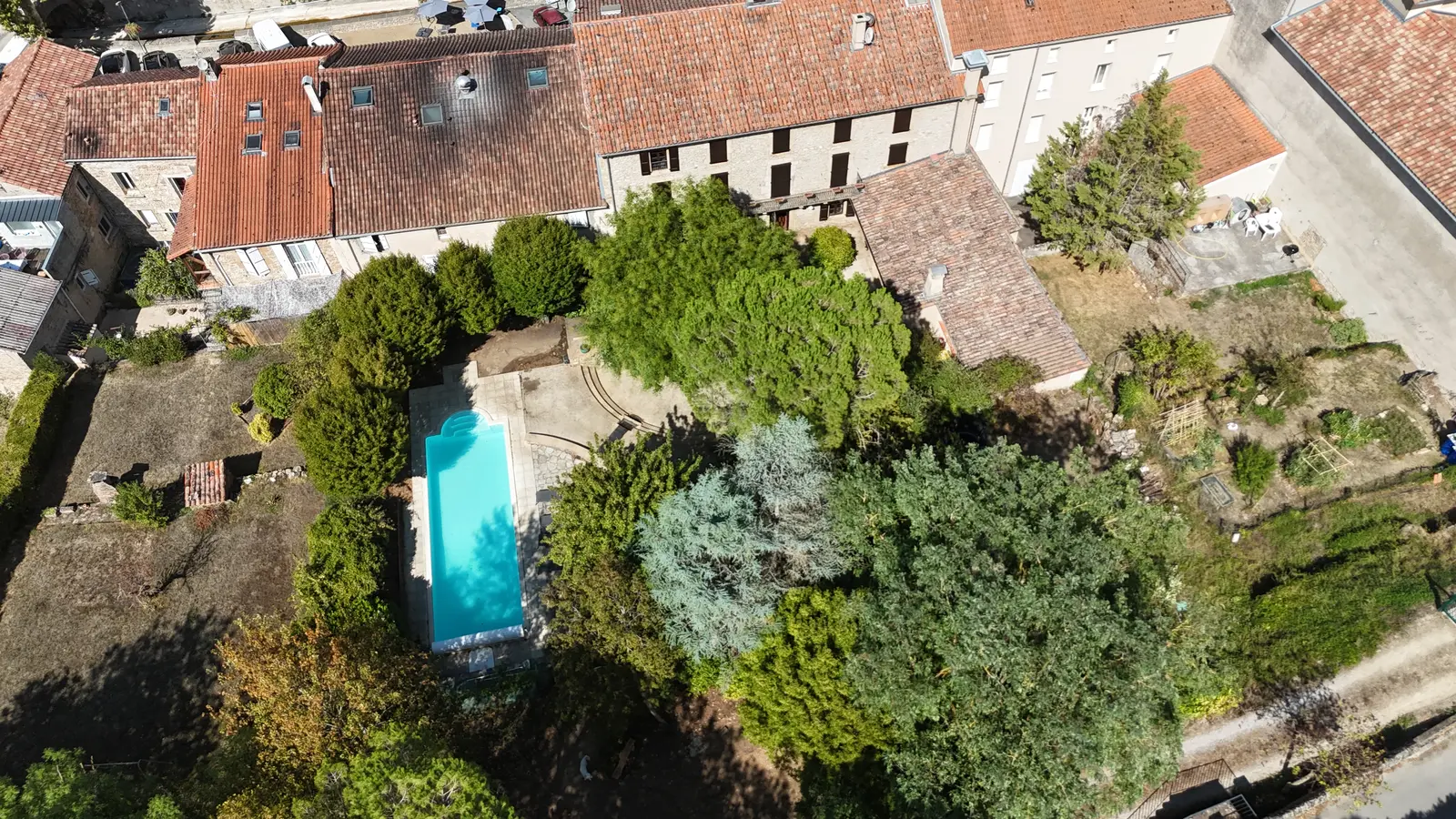 Vue aérienne de la piscine et du jardin arboré des Raspes, Saint-Rome-de-Tarn